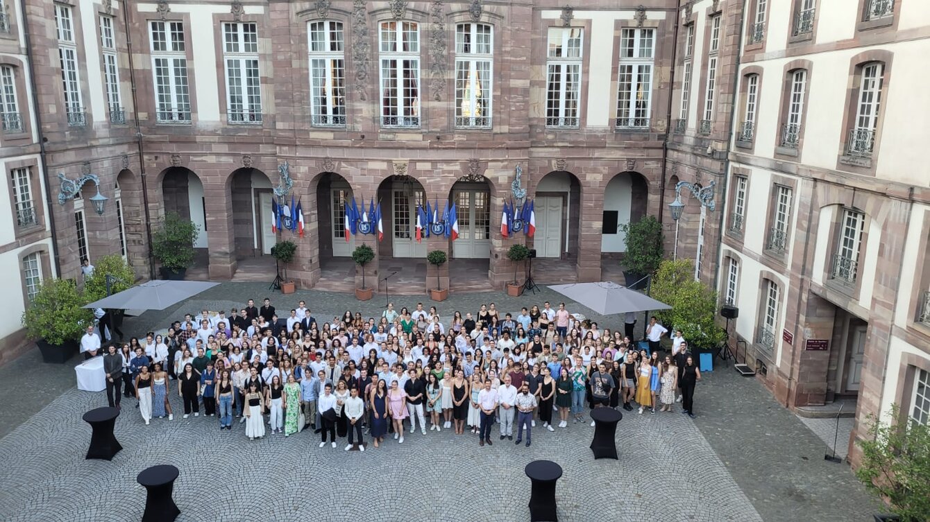<em>Nouvelle promotion 2023-2028 de Sciences Po Strasbourg - Photo prise lors de la réception à l'Hôtel de Ville. </em>